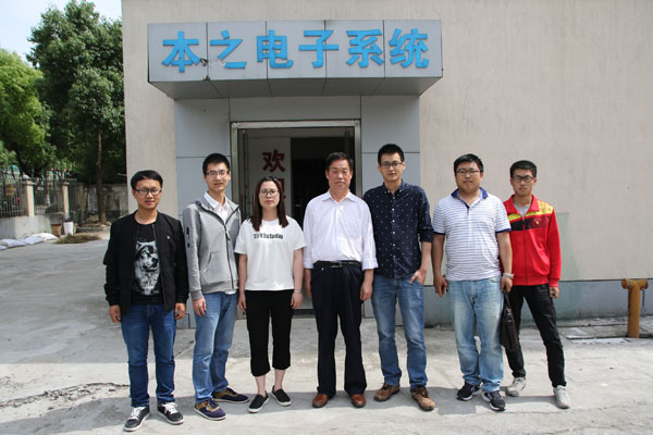 06與企業(yè)學(xué)生合影.JPG 06與企業(yè)學(xué)生合影.JPG