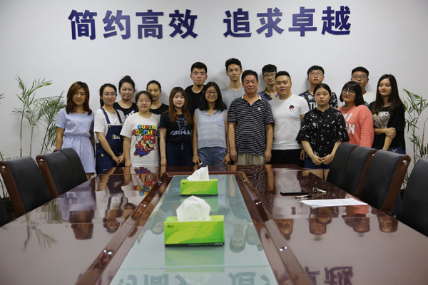 賈院長與全體學生合影.JPG 賈院長與全體學生合影.JPG