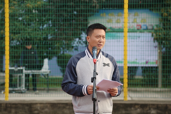 體育部主任劉濤老師宣布比賽成績.JPG 體育部主任劉濤老師宣布比賽成績.JPG