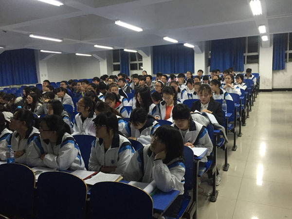 同學(xué)們認真觀賽2.JPG 同學(xué)們認真觀賽2.JPG