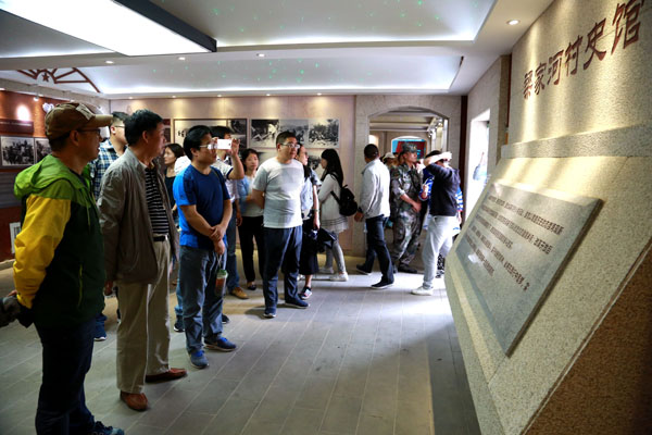 黨員干部感受習(xí)總書記在梁家河.JPG 黨員干部感受習(xí)總書記在梁家河.JPG