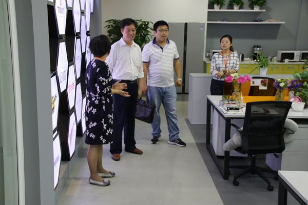 08考察企業(yè).JPG 08考察企業(yè).JPG