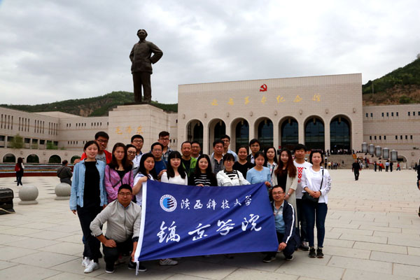 參訓(xùn)學(xué)員在延安革命紀(jì)念館前合影.JPG 參訓(xùn)學(xué)員在延安革命紀(jì)念館前合影.JPG