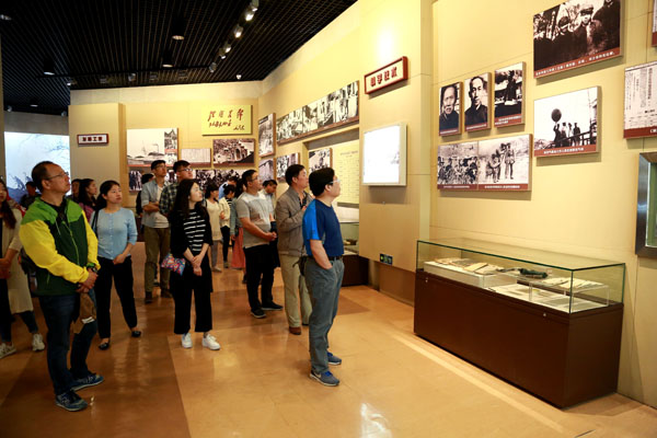 參訓(xùn)學(xué)員在延安革命紀(jì)念館學(xué)習(xí).JPG 參訓(xùn)學(xué)員在延安革命紀(jì)念館學(xué)習(xí).JPG