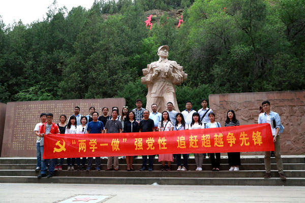 參訓(xùn)黨員在為人民服務(wù)講課臺前合影.JPG 參訓(xùn)黨員在為人民服務(wù)講課臺前合影.JPG