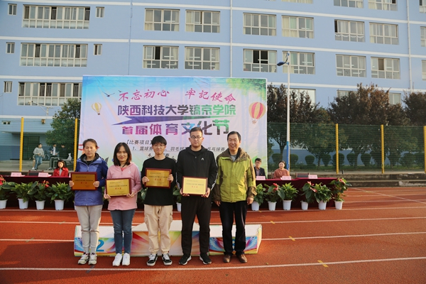 副院長南社社老師為教工各分會頒獎.JPG 副院長南社社老師為教工各分會頒獎.JPG